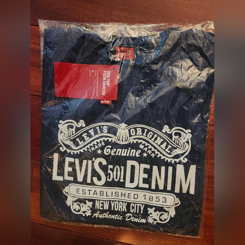Levi's t-shirt BNWT